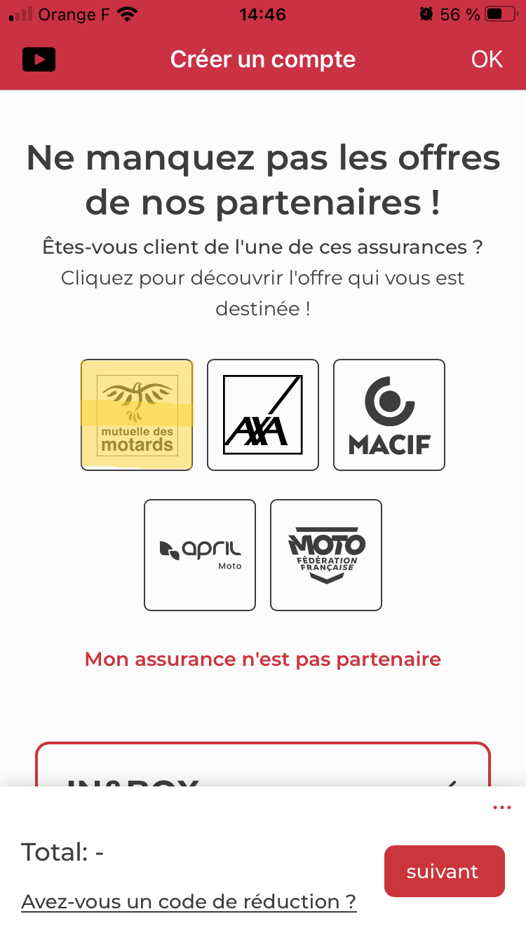 Présentation de la page de souscription depuis l'application MyIn&box. L'utilisateur est invité à découvrir les offres des partenaires d'assurance en fonction de sa compagnie d'assurance, avec des logos visibles de la Mutuelle des Motards, AXA, MACIF, APRIL Moto, et la Fédération Française de Moto. En bas, un champ est visible pour entrer un code de réduction, et un bouton rouge "suivant" permet de continuer à l'étape suivante.